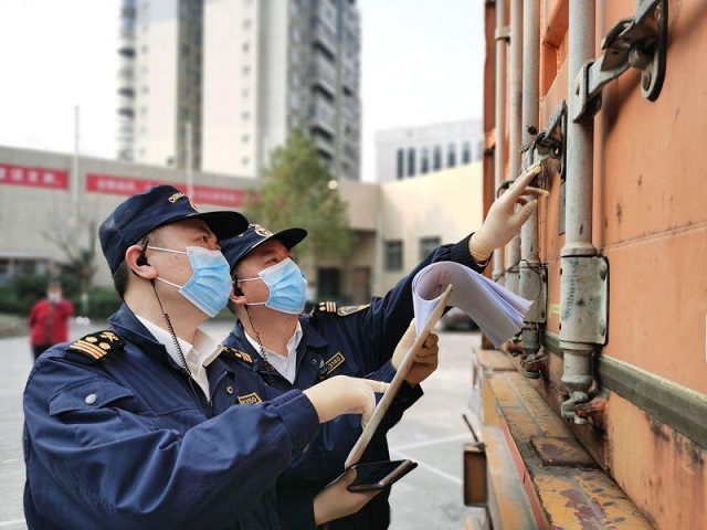 海關(guān)查驗2.jpg 海關(guān)查驗2.jpg