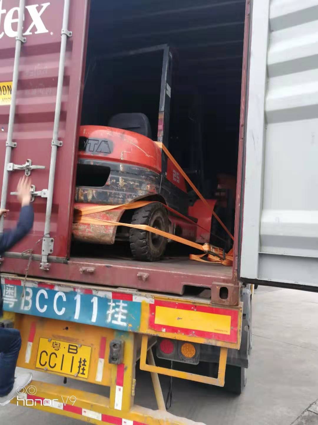 1551152069341415.jpg 叉車裝柜3.jpg